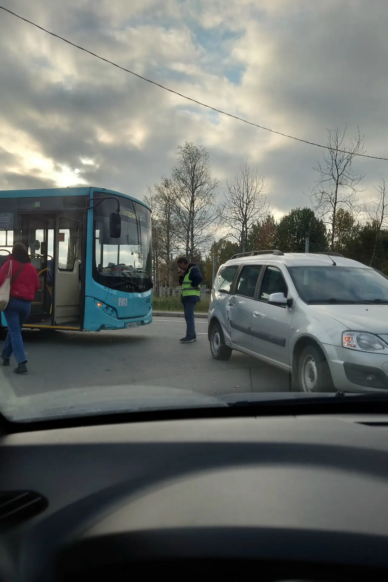 Выезд от ленты на проспект Будённого. Автобус и Ларгус
