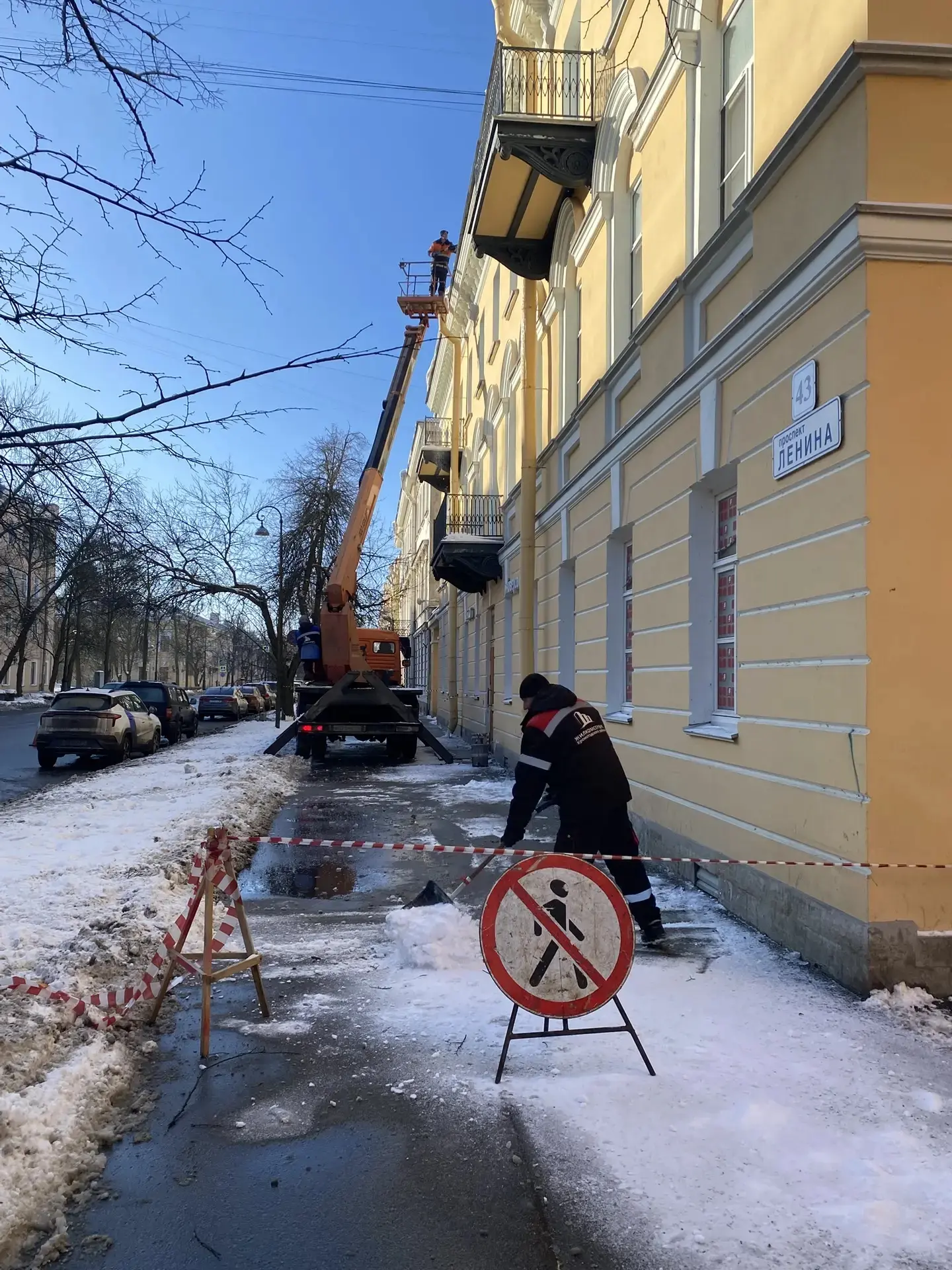 ⚡️В Петербурге остается высокая опасность схода снега и сосулек с балконов и карнизов