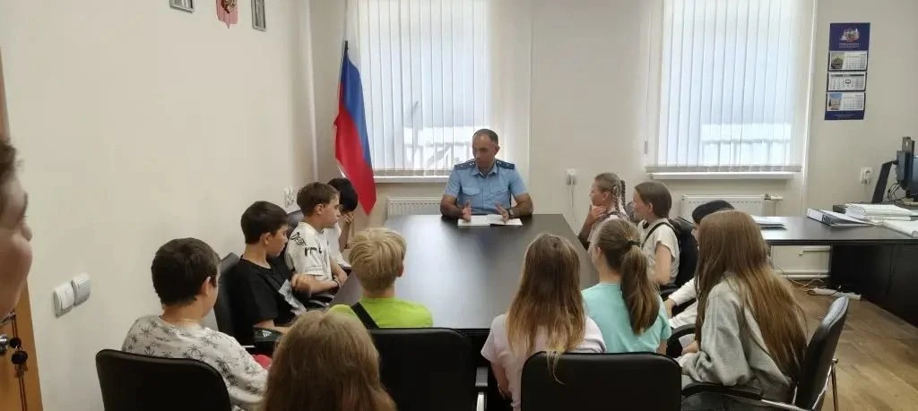 В рамках мероприятий по патриотическому воспитанию прокуратура Первомайского района в канун Дня Росс
