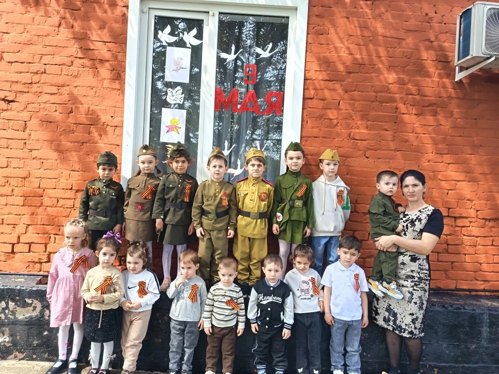 Сегодня наши воспитанники посетили памятник, посвящённый погибшим воинам. Перед этим с ...
