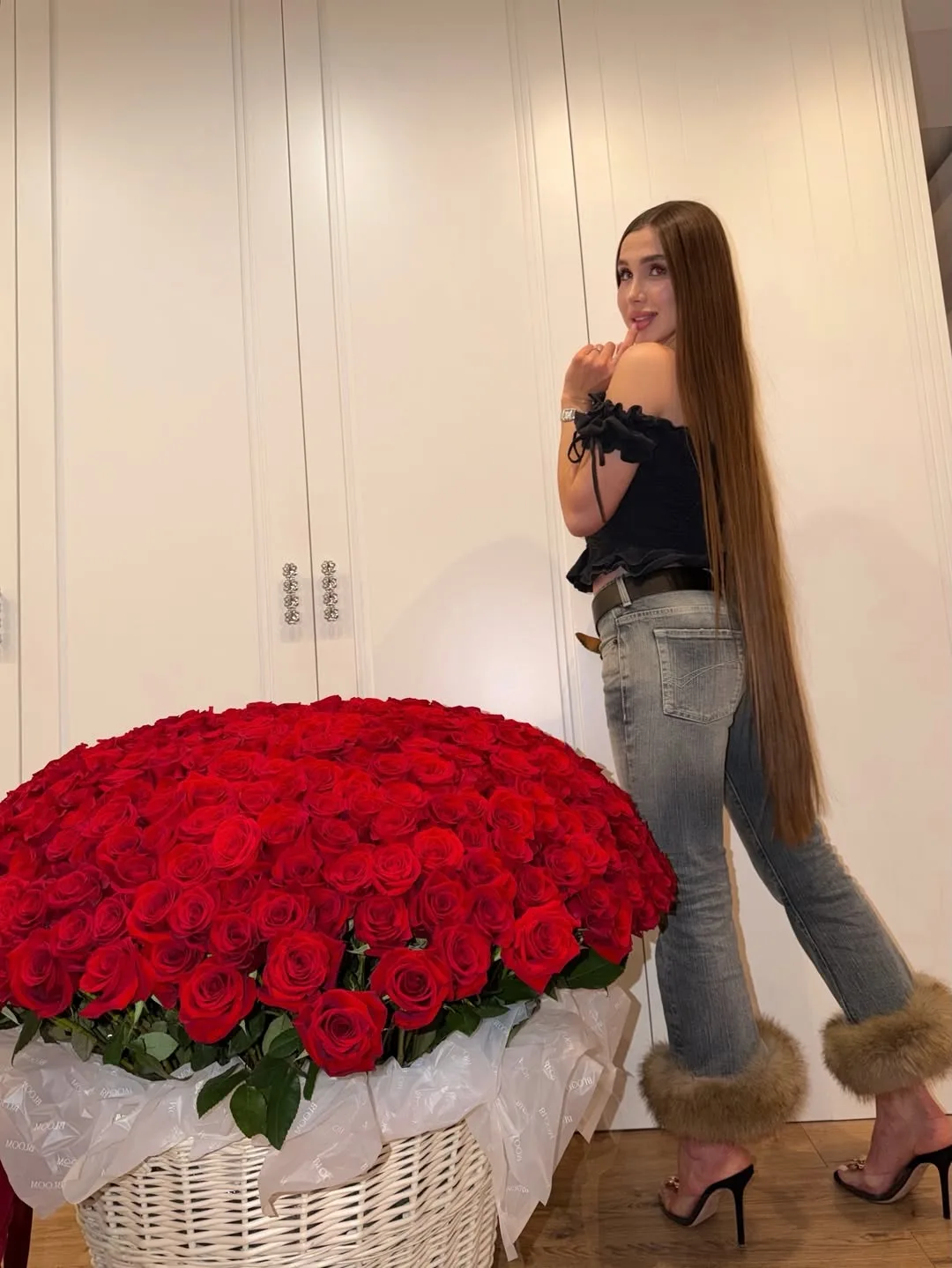 Незнакомец отправил огромную корзину роз и приглашение на свидание 🥰  Но вчера на пижамной вечеринки