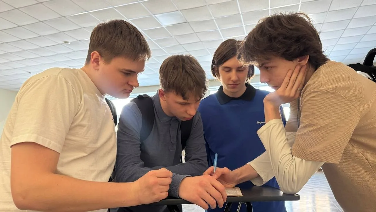 🇷🇺 Патриотическая игра 🇷🇺  Среди 10 классов прошла патриотическая игра, которая помогла понять значе