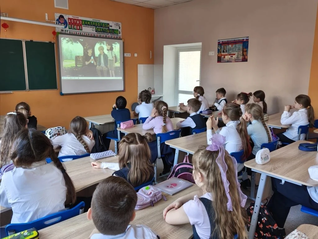 🇷🇺30.03.2026🇷🇺 РАЗГОВОРЫ О ВАЖНОМ   Понедельник в нашей гимназии  традиционно начался с торжественно