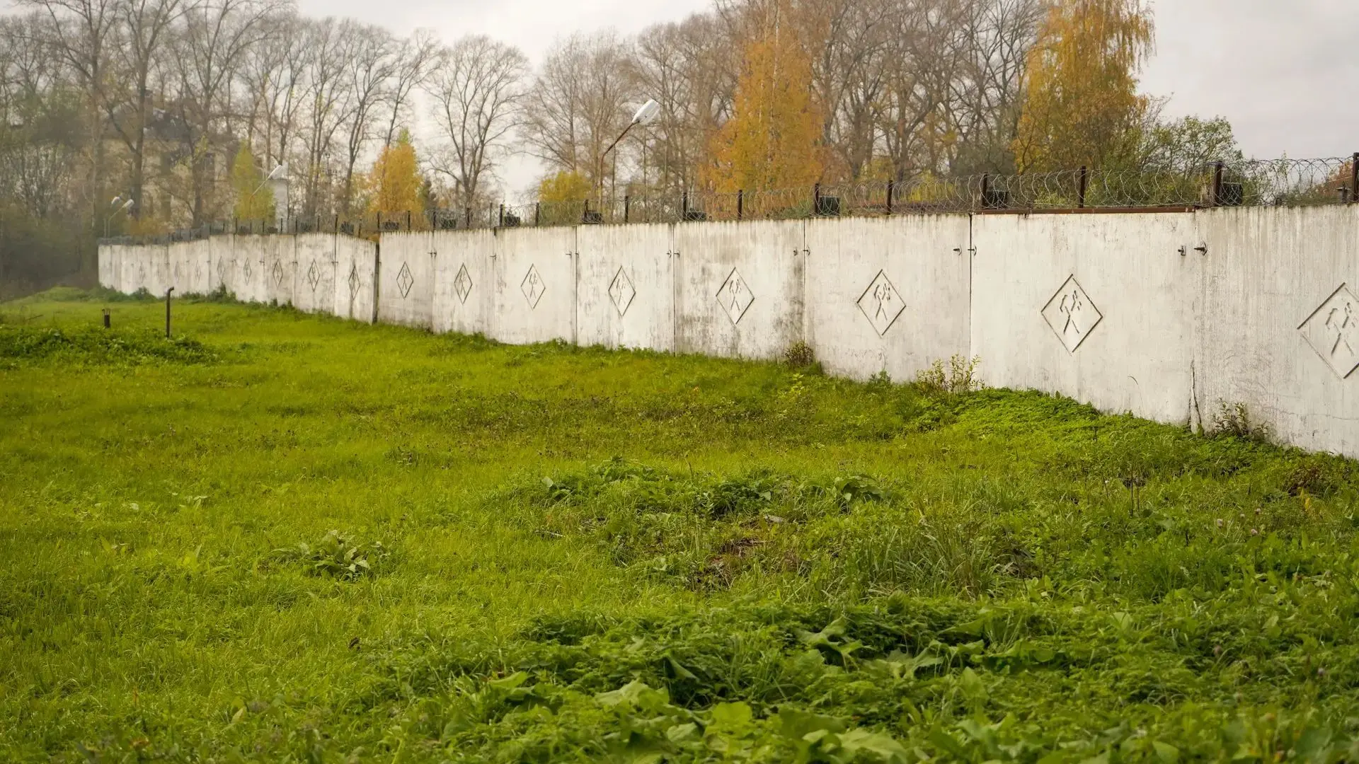 На улице Клубова появится новый мурал на заборе и небольшой карманный парк.