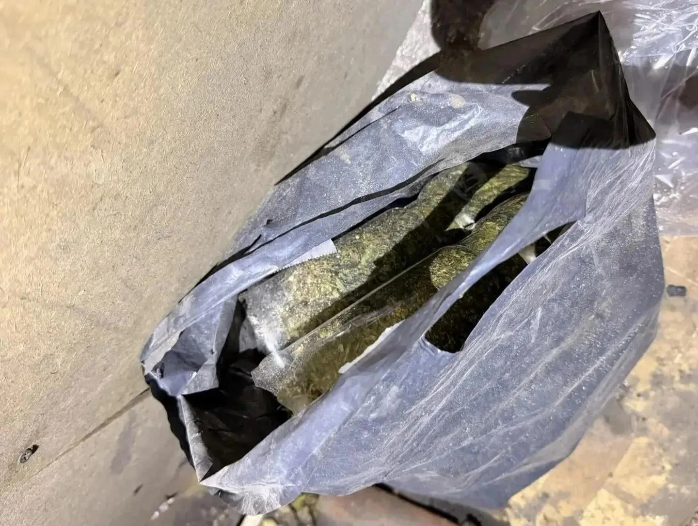 В Усть‑Абакане по анонимному звонку нашли 689 граммов марихуаны
