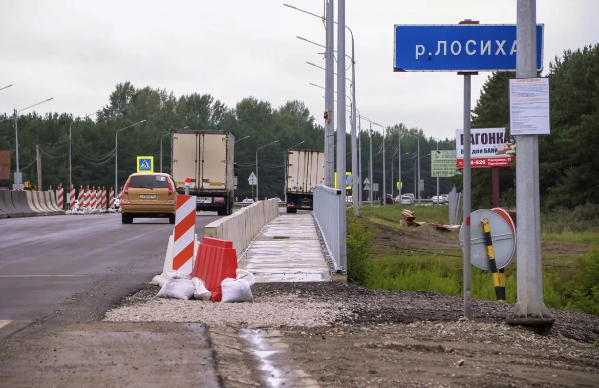 📸 Новый асфальт, тротуар и барьеры: как отремонтировали полмоста на подъезде к Барнаулу