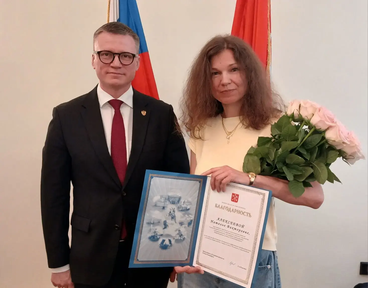 По традиции на аппаратном совещании отмечаем вклад людей в развитие нашего района. С уд...