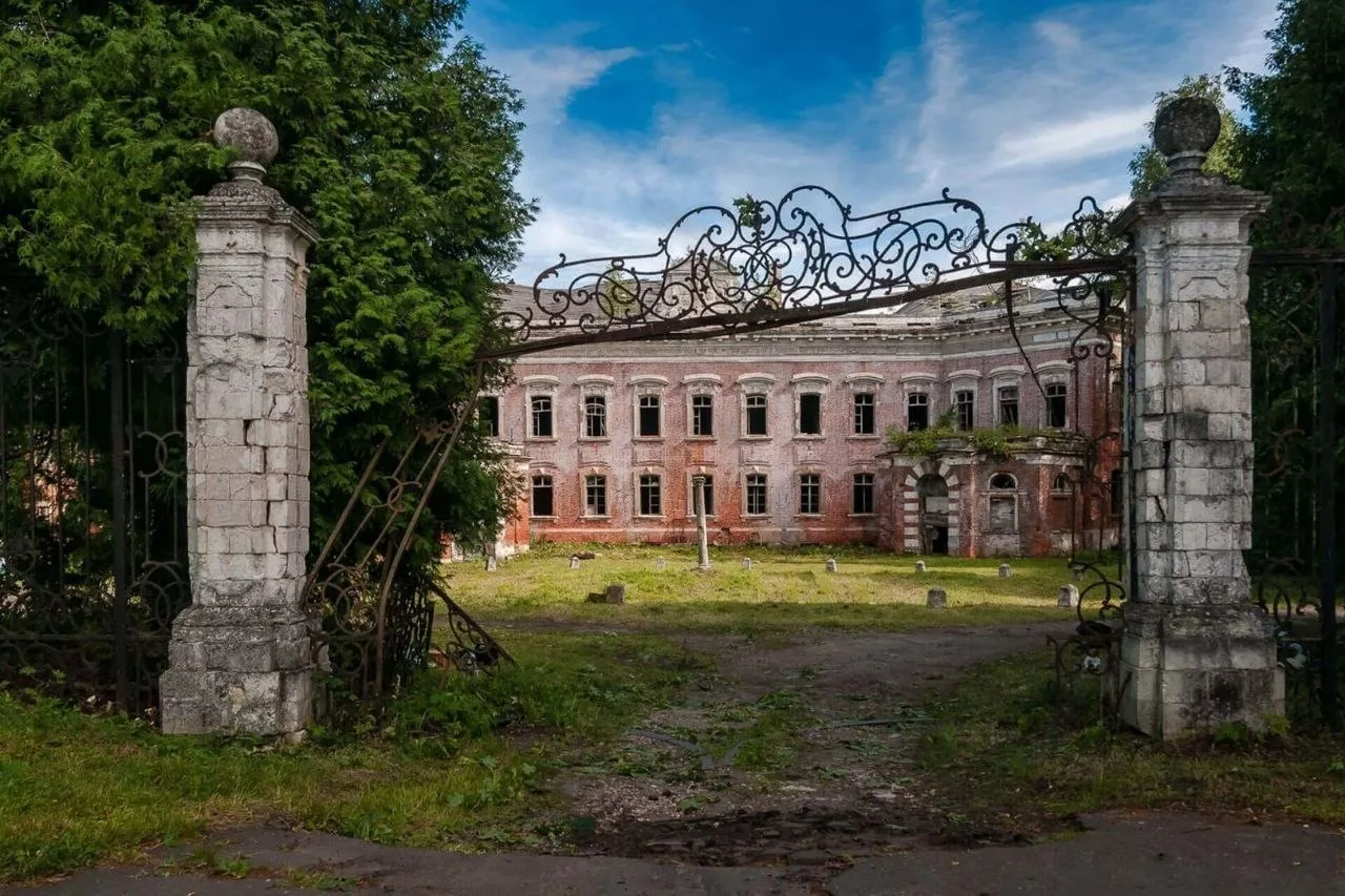 10 самых красивых заброшенных усадеб России