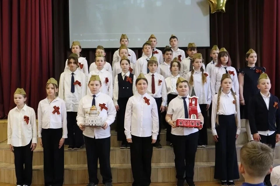 🎵 КОГДА ПЕСНЯ СИЛЬНЕЕ СЛОВ 🎵 20 корпус. 9 мая. Голоса — живые, тёплые, совсем негромкие. Песни военн