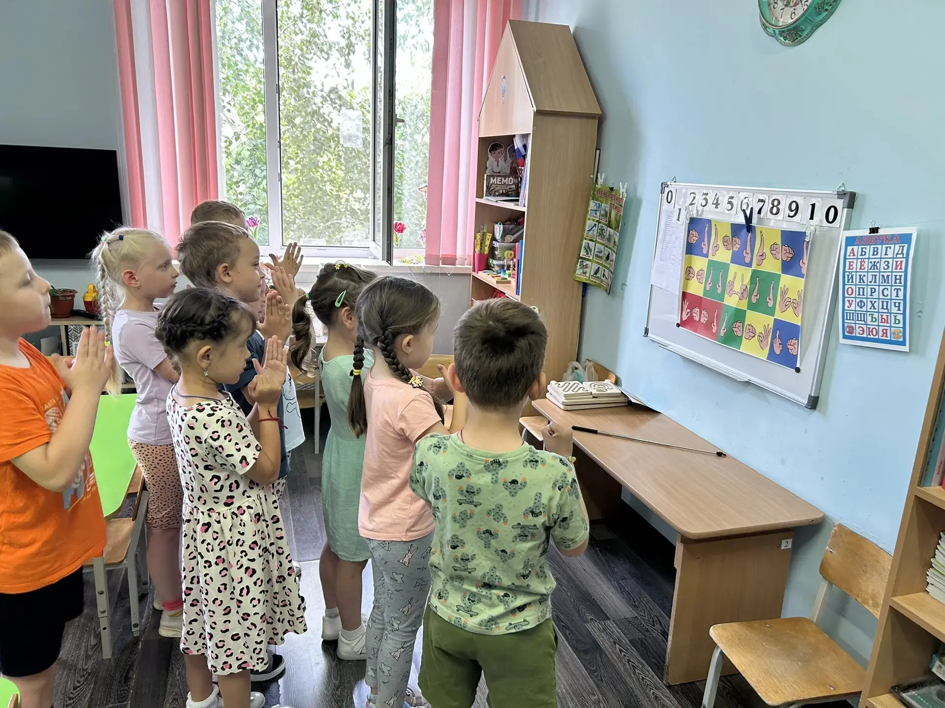 В двух старших группах детского сада прошли увлекательные занятия с педагогом‑психологом. Специалист