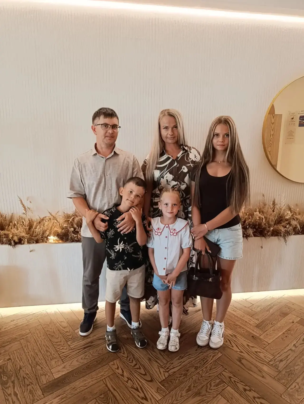 ✅СЕМЬЯ ПОТЕЮК

Папа Александр Валерьевич, мама Анастасия Владимировна , младшие дети Дима и Катя, дв