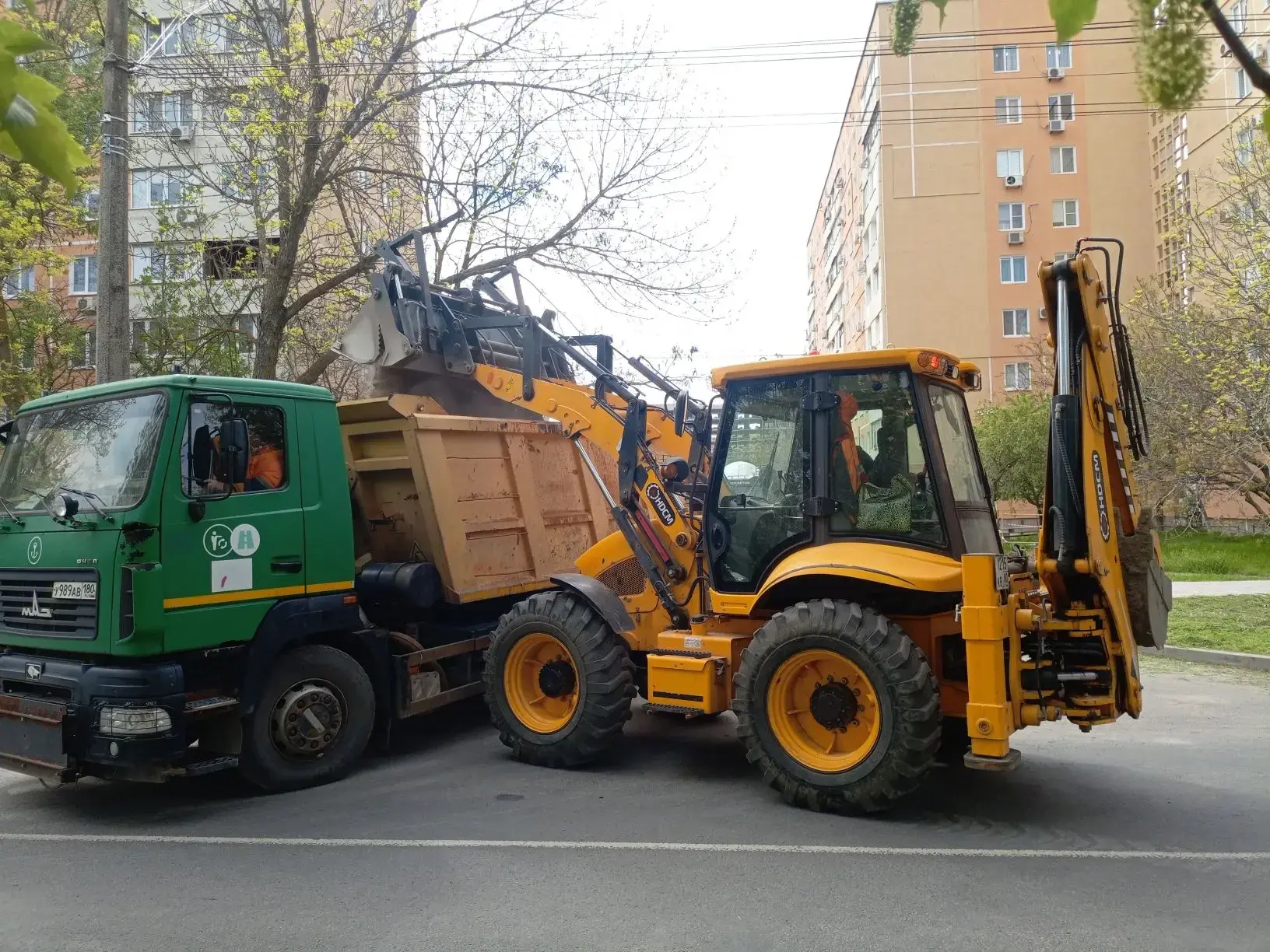 В Мариуполе дорожники продолжают уборку бордюрных зон  Сегодня сотрудники МБУ «Мариупольавтодор» вед