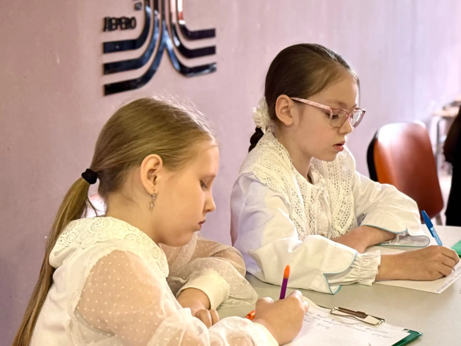 🏆 Финал «Ученик года — 2026» в «Зеленом шуме»!  В нашей школе состоялось решающее испытание главного