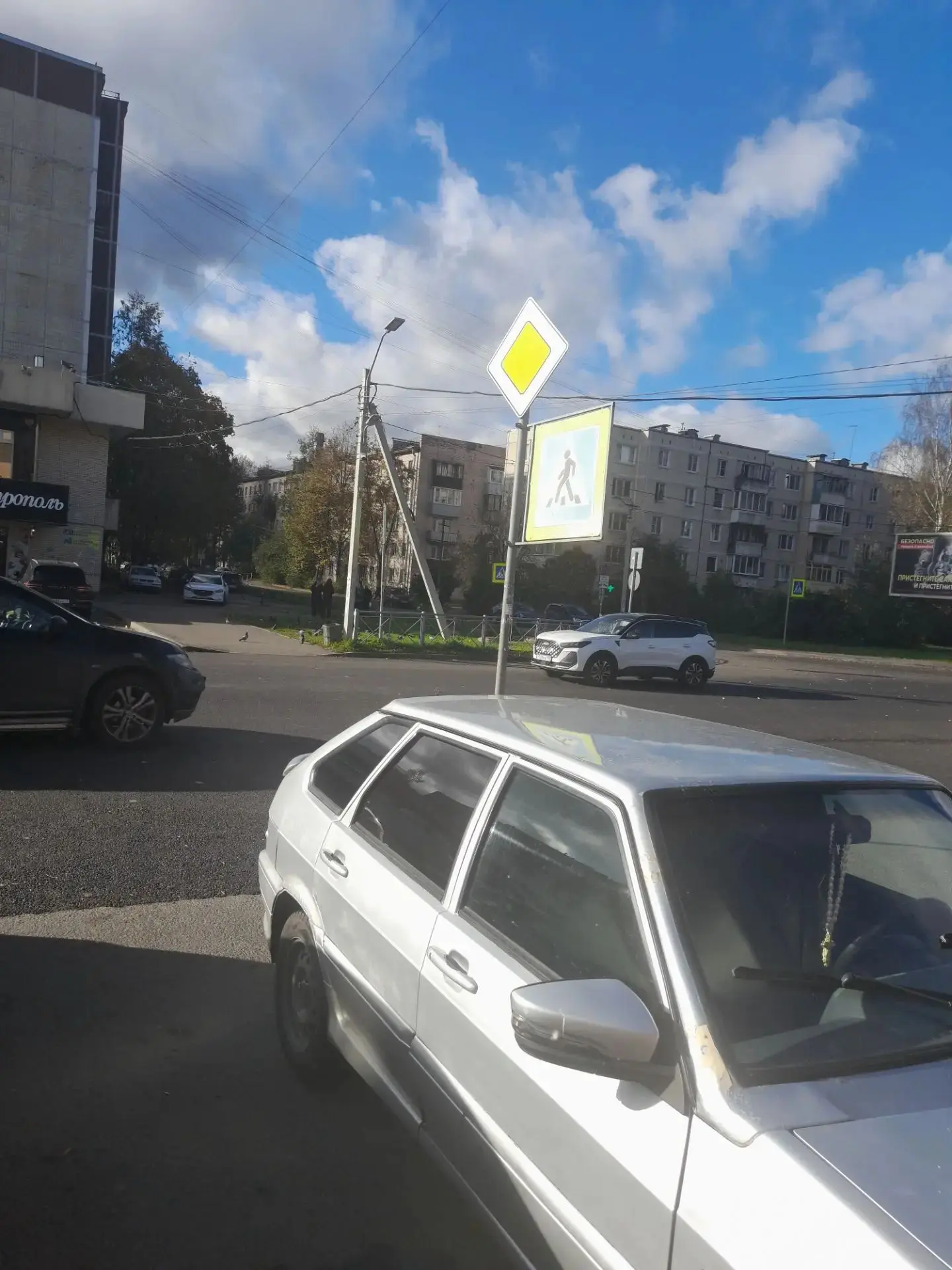 Когда на Котовом поле сделают  с двух сторон пешеходную разметку? Сегодня водитель авто...
