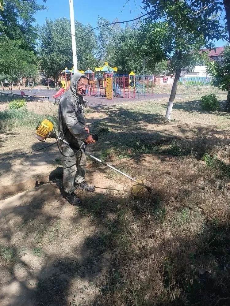 🌿 У специалистов МКУ «Свет» в самом разгаре сезонная кампания по наведению порядка на территории се