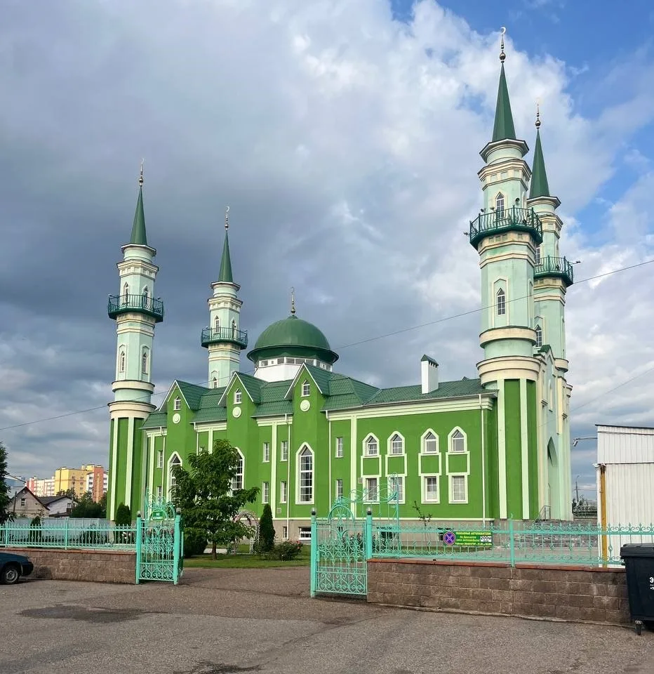 🕌 В Стерлитамаке обновляют фасад Соборной мечети Халид бин Валид на ул. Мира