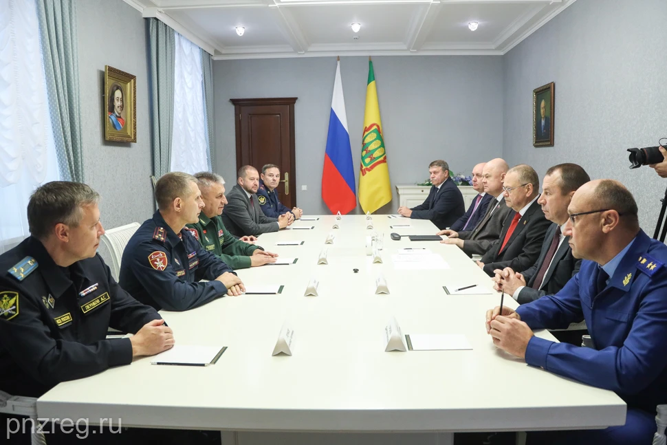 Олегу Мельниченко и руководителям силовых структур Пензенской области представили начал...