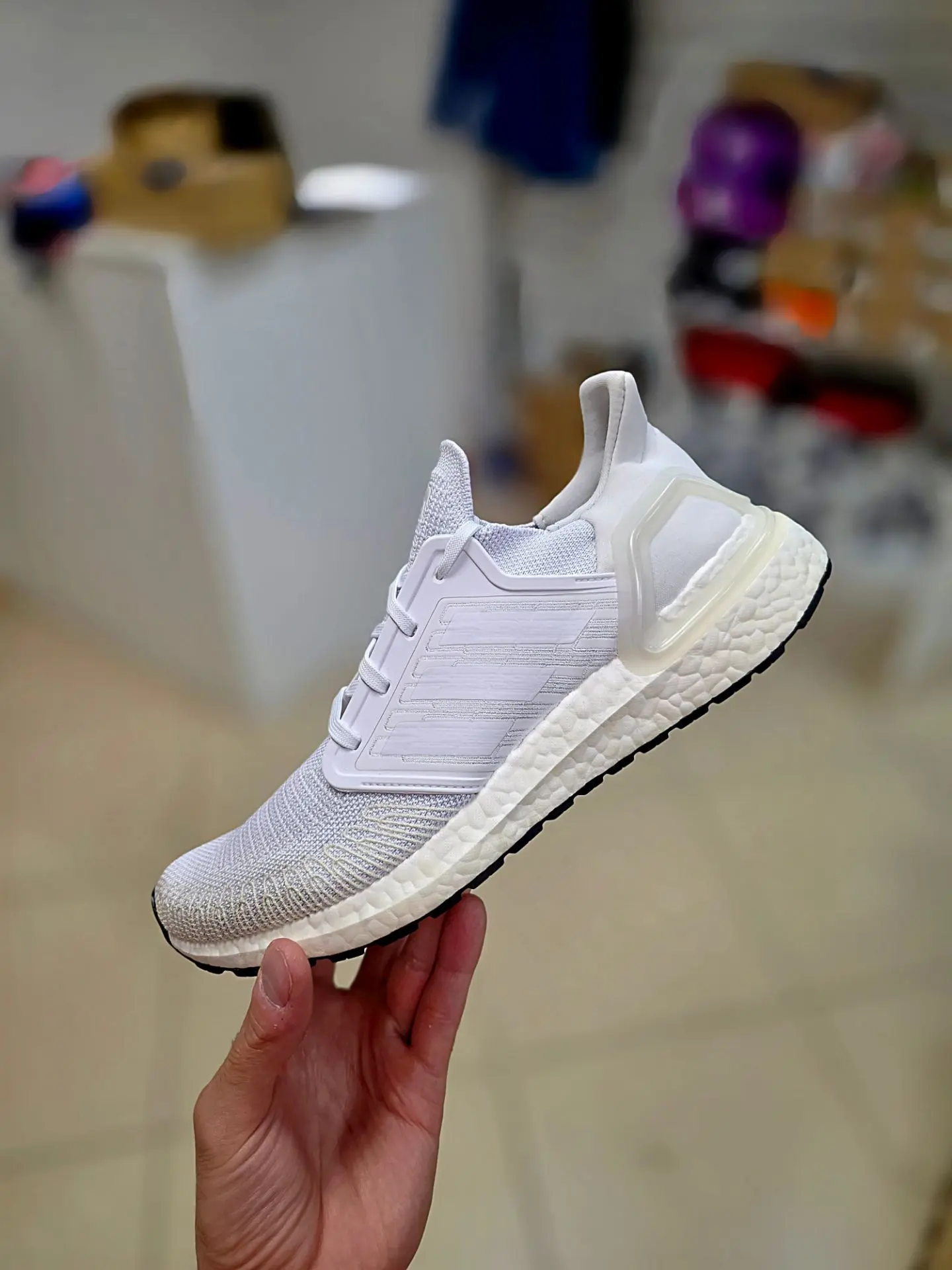 1) Adidas Ultra Boost 20 - 7600