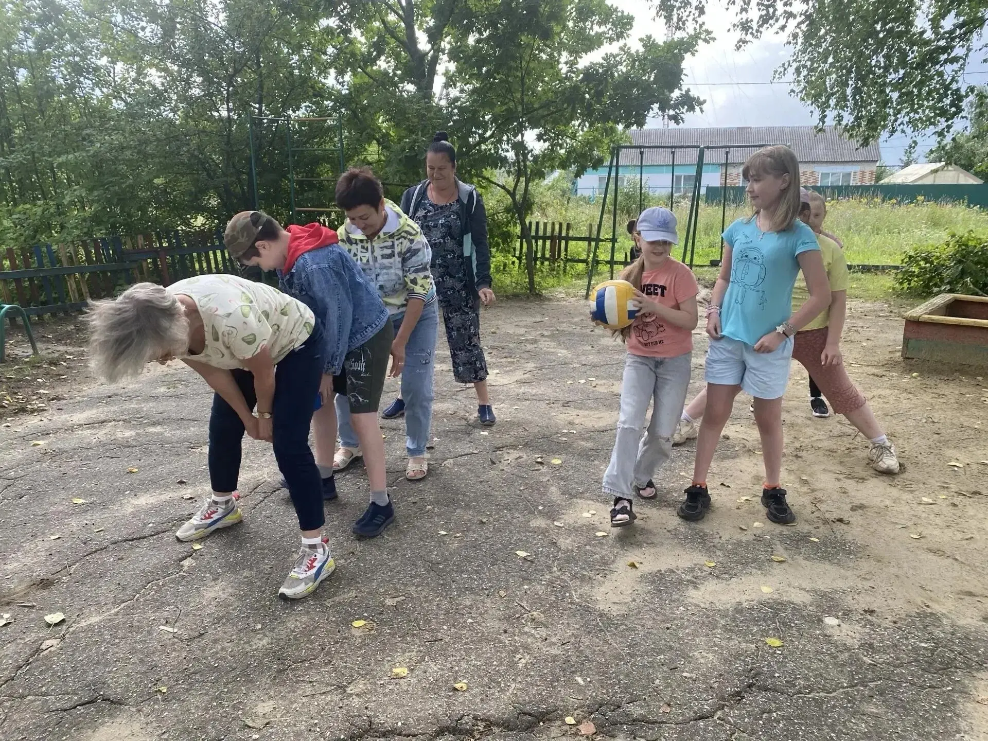 👉 В Международный день Дружбы, на детской площадке микрорайона улицы Бурденко было очень весело и м