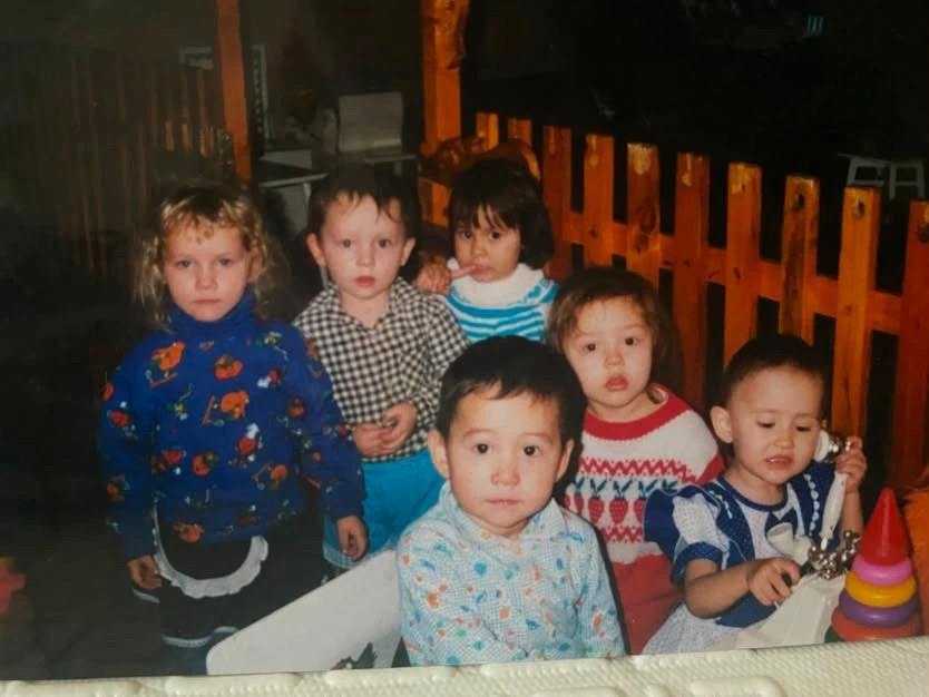 подписчица скинула фото с садика, где есть я😁🙈 нашли?)