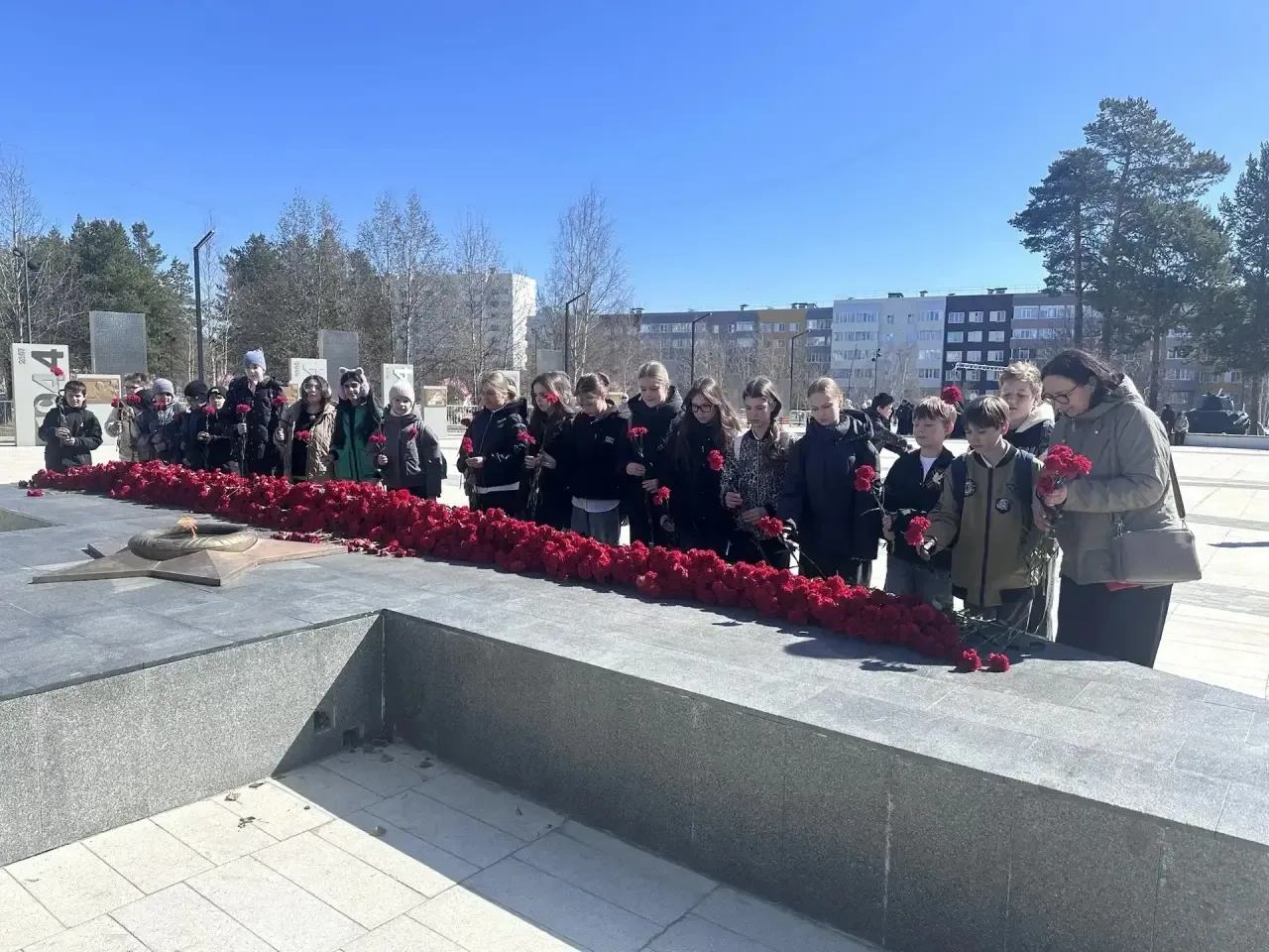 Помним. Гордимся. Благодарим.  В преддверии 9 Мая наши классные коллективы собрались у Вечного огня.
