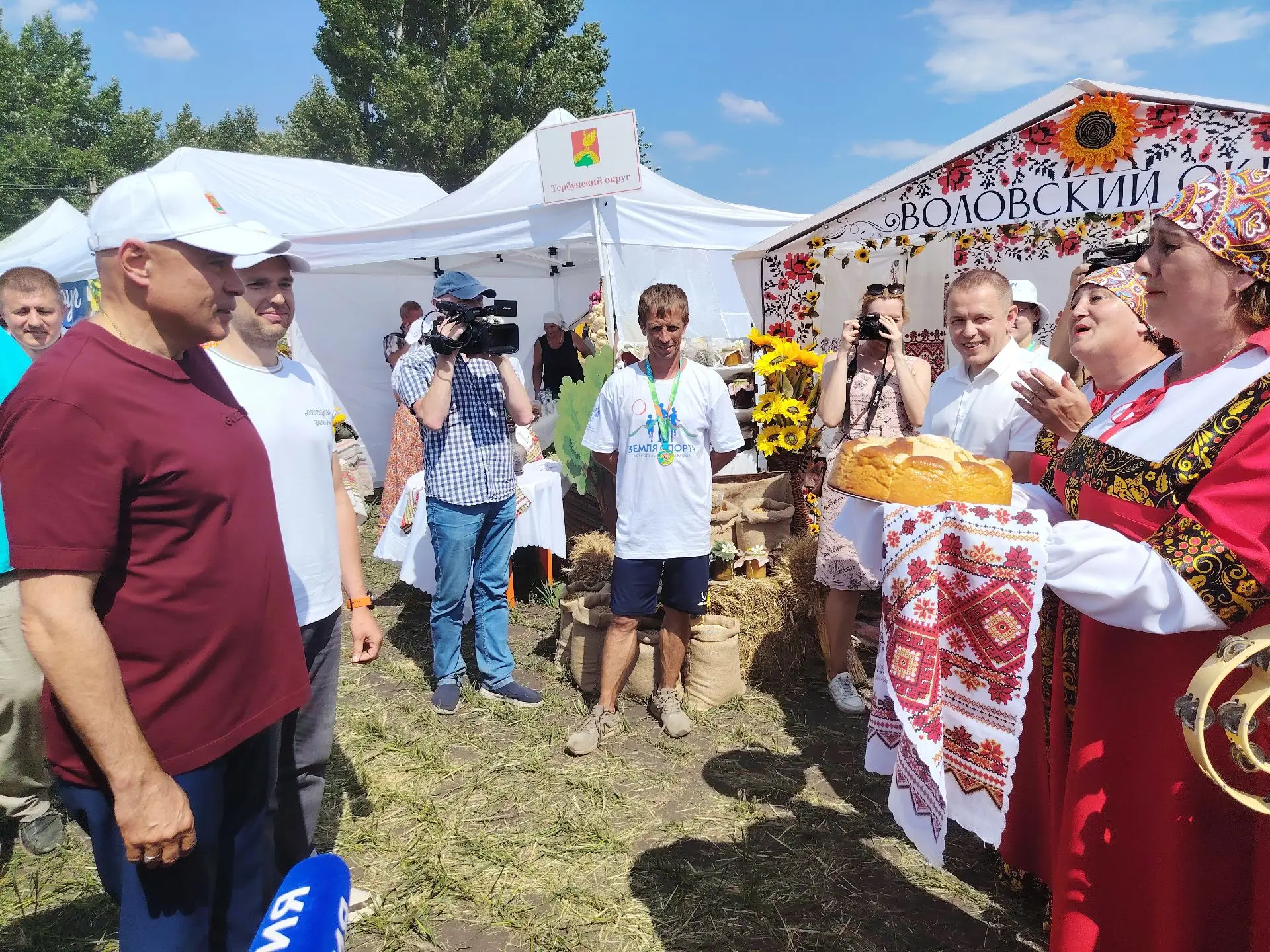 В селе Доброе Добровского округа состоялся ежегодный «День поля», собравший множество г...