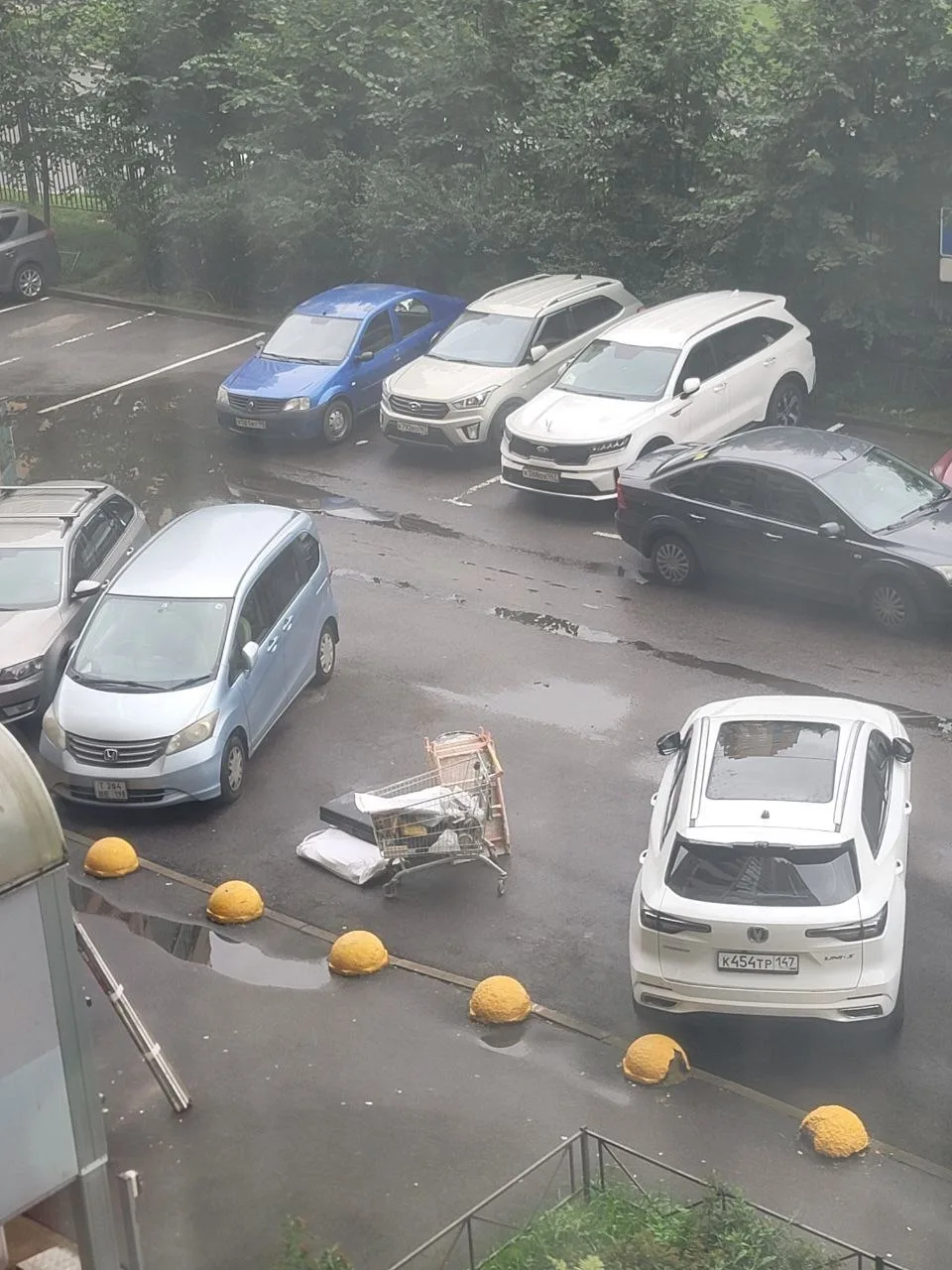 Похоже, местные водители освоили продвинутый лайфхак по сохранению парковочного места...