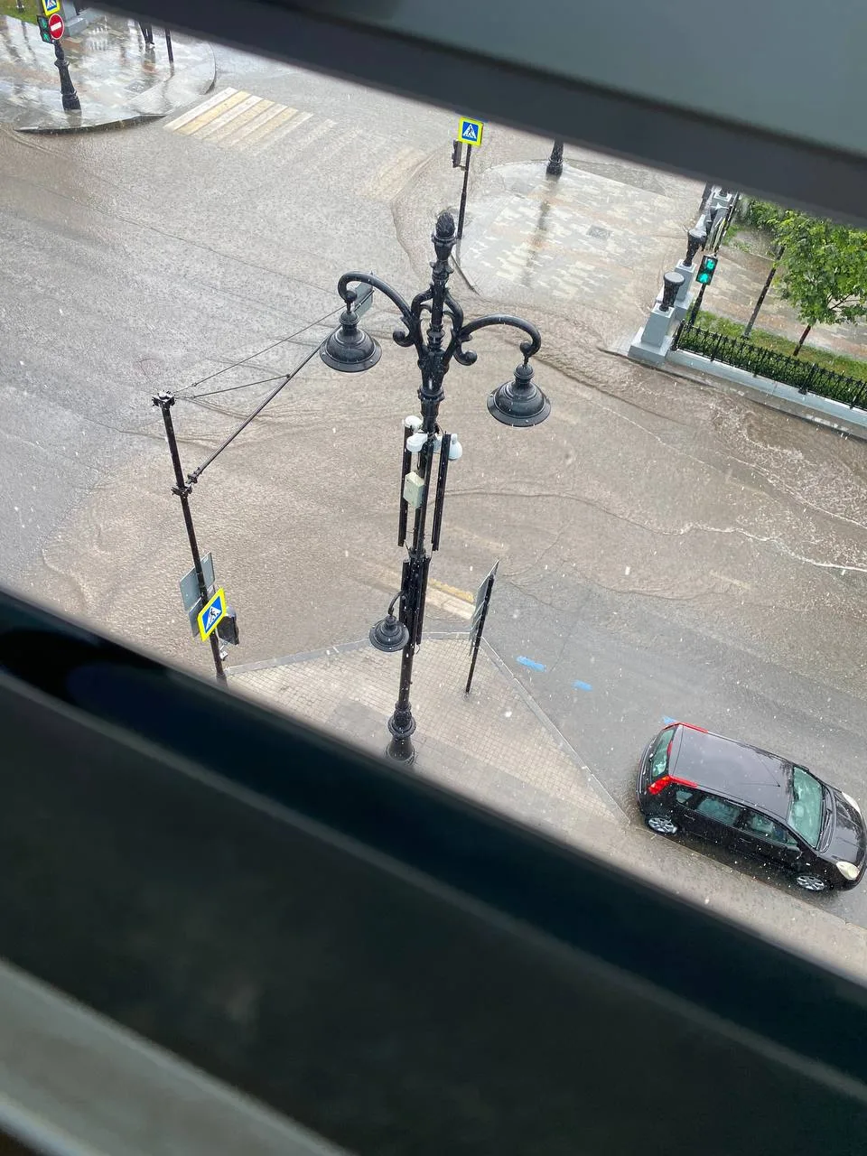 На краевую столицу обрушились мощный ливень и град

Непогода продлилась всего несколько минут, но го