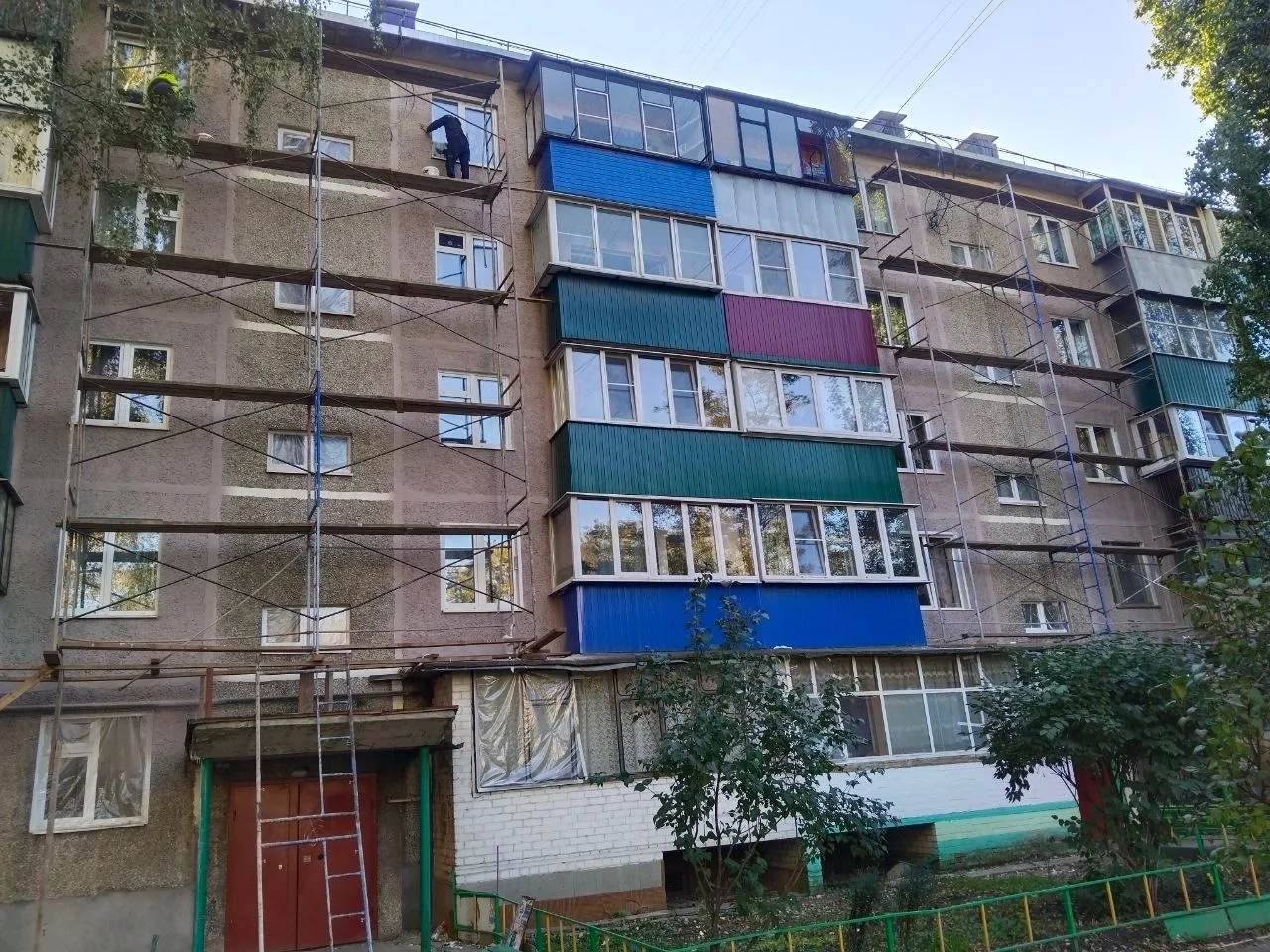 🏠Продолжаются работы по ремонту фасада по адресу г. Курск, ул. Энергетиков, д. 1/41. В...