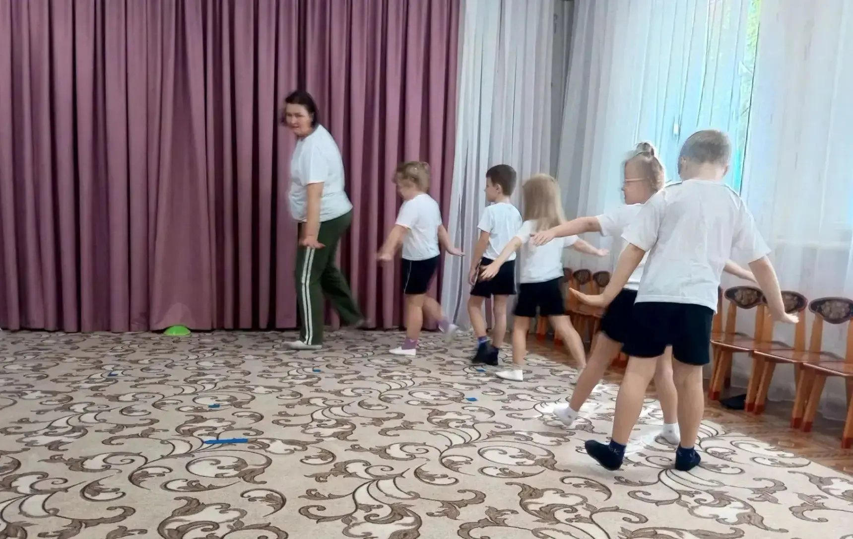 ✅ Солнце светит за окном,
