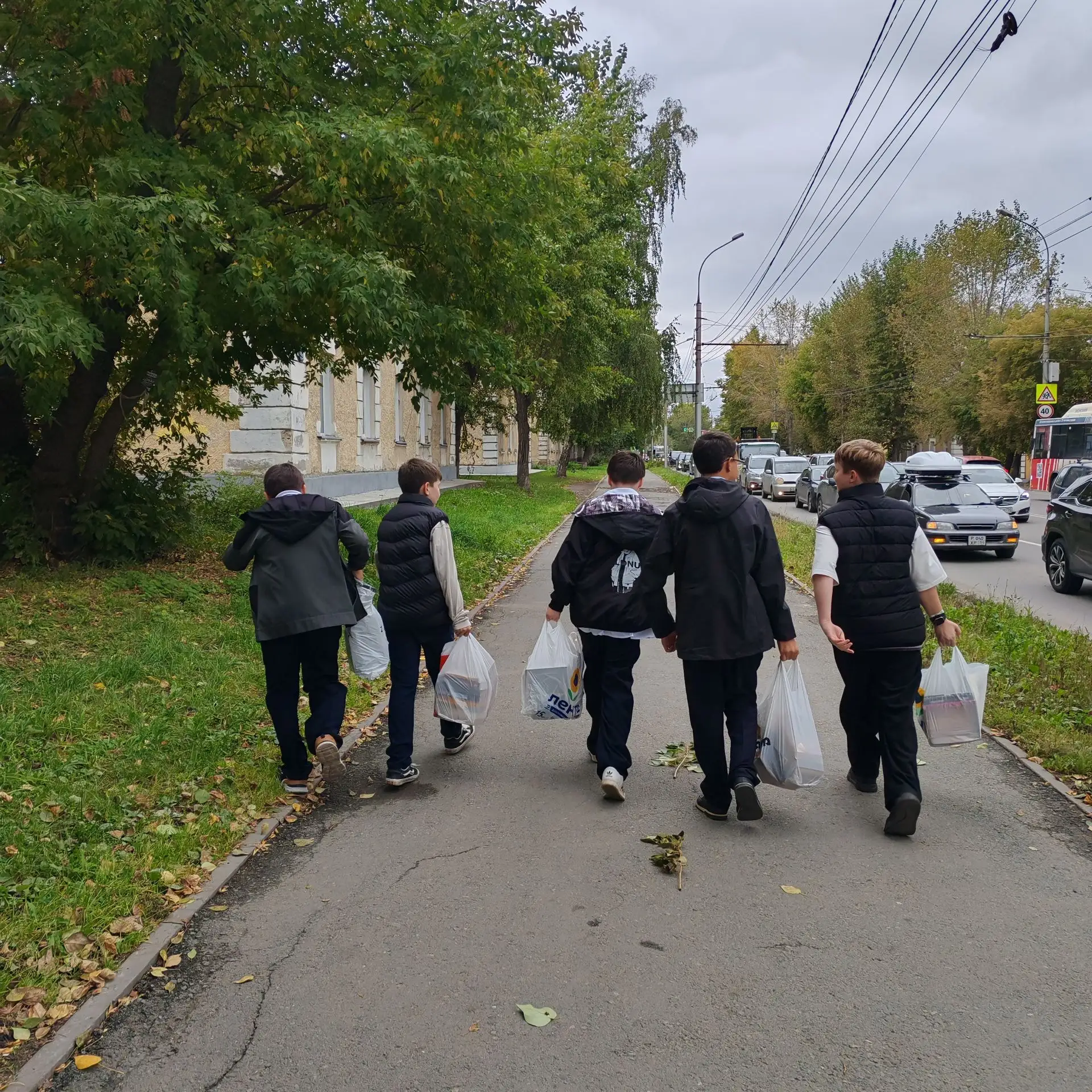Сегодня мы без раздумий выбрасываем в мусорный бак газеты, журналы. А в моё детство бум...