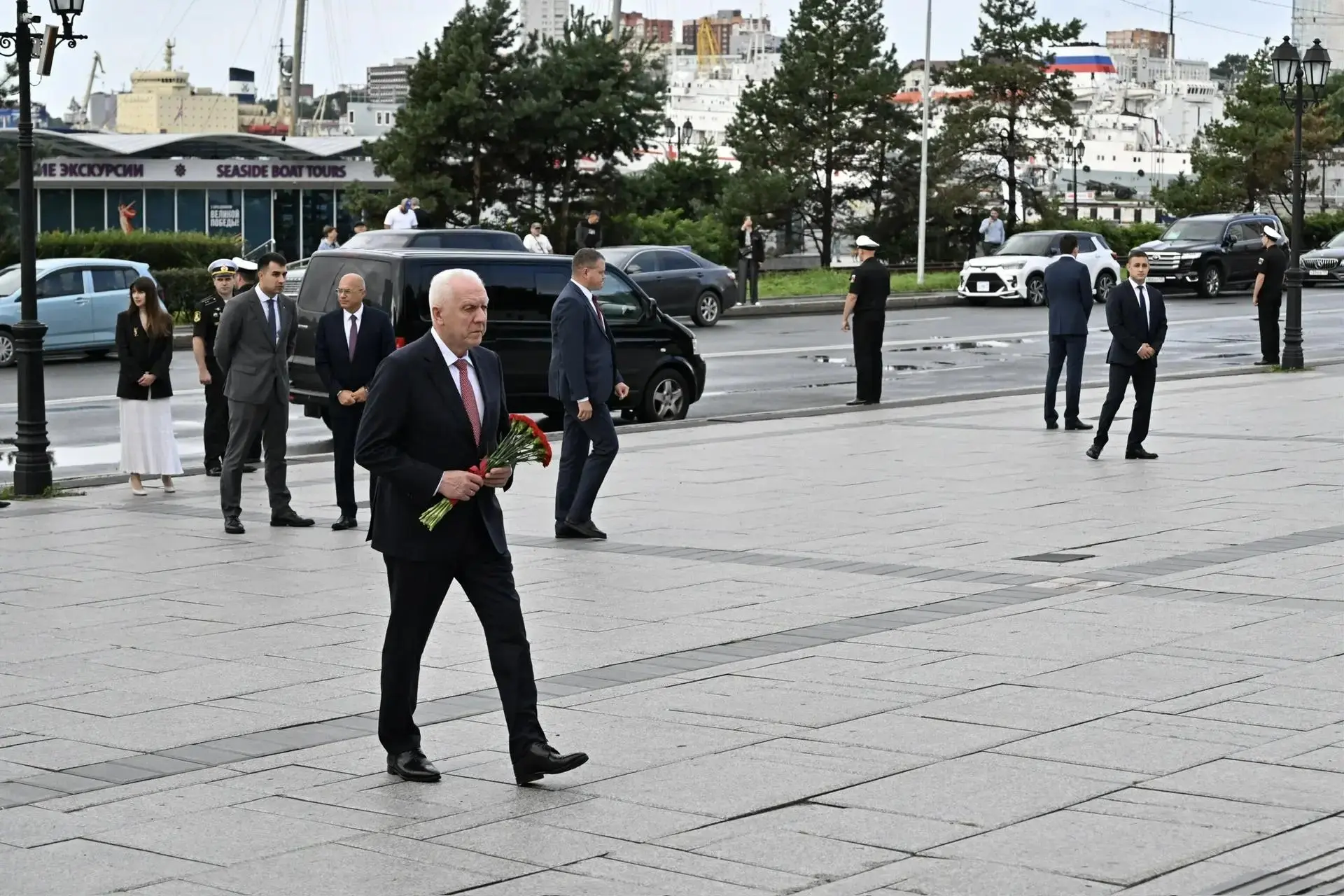 🎖️ Второй день рабочего визита Александра Гуцана во Владивосток начался с возложения в...