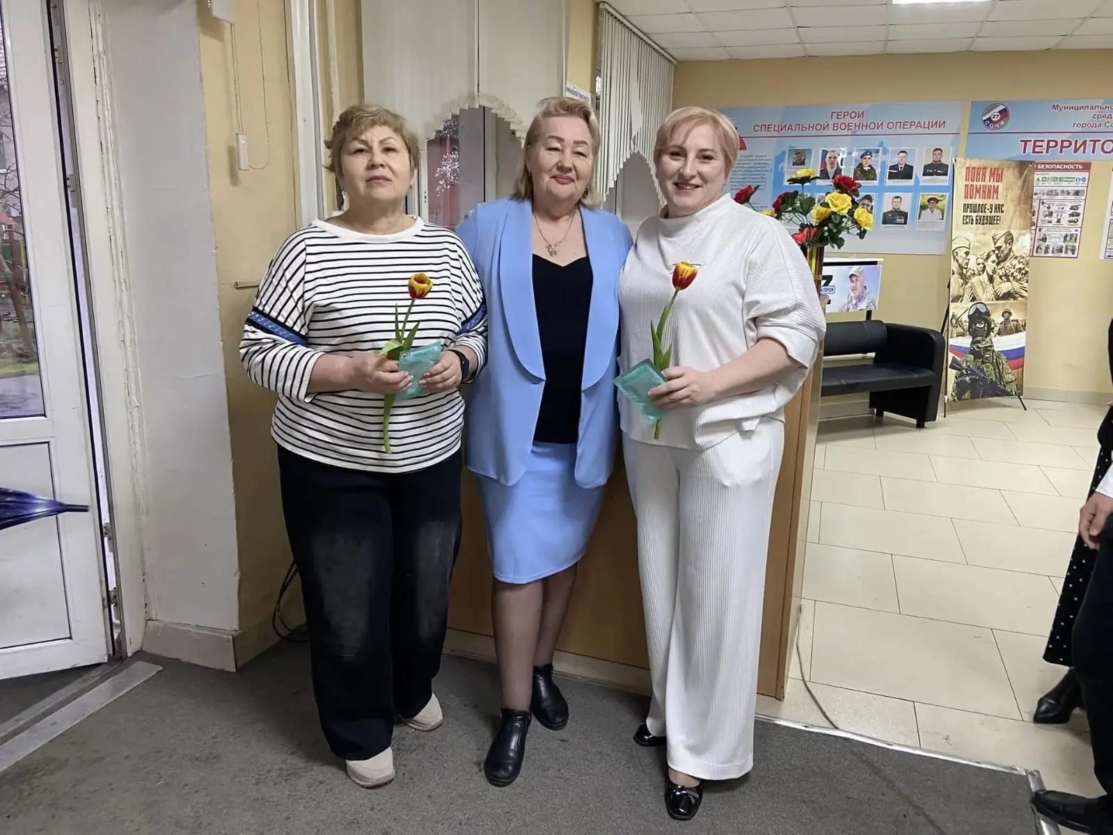 🌸 С любовью и признательностью: мальчишки нашей школы поздравили учителей с 8 Марта! 🌸  Сегодня в на