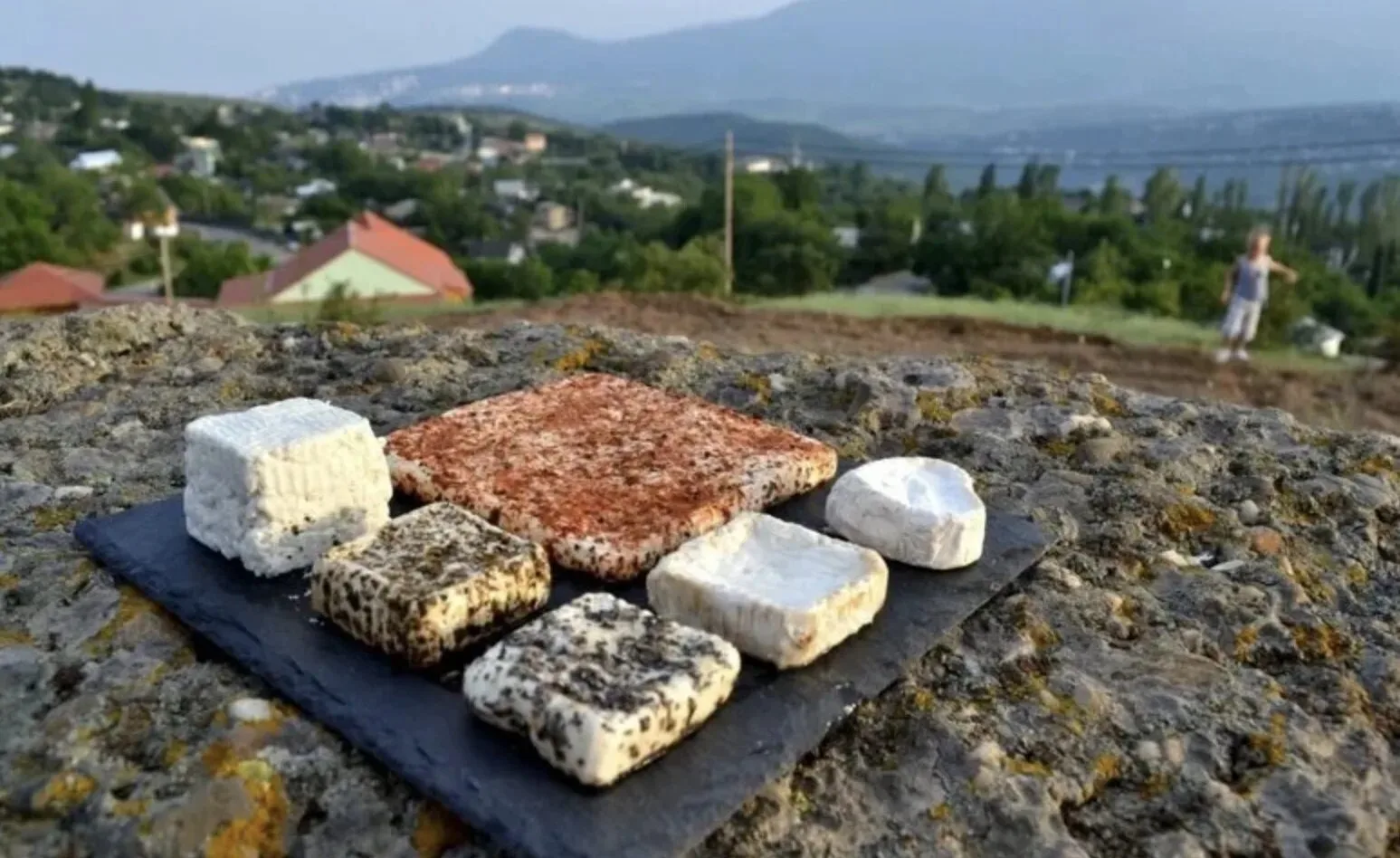🌄🧀🧇Дорога в Лучистое петляет среди невысоких холмов, и с каждым поворотом пейзаж ста...