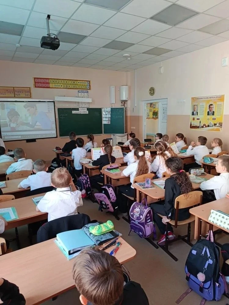 📢 В рамках недели психологии в школе прошли медиапеременки – вместо обычной суеты ученики смотрели к