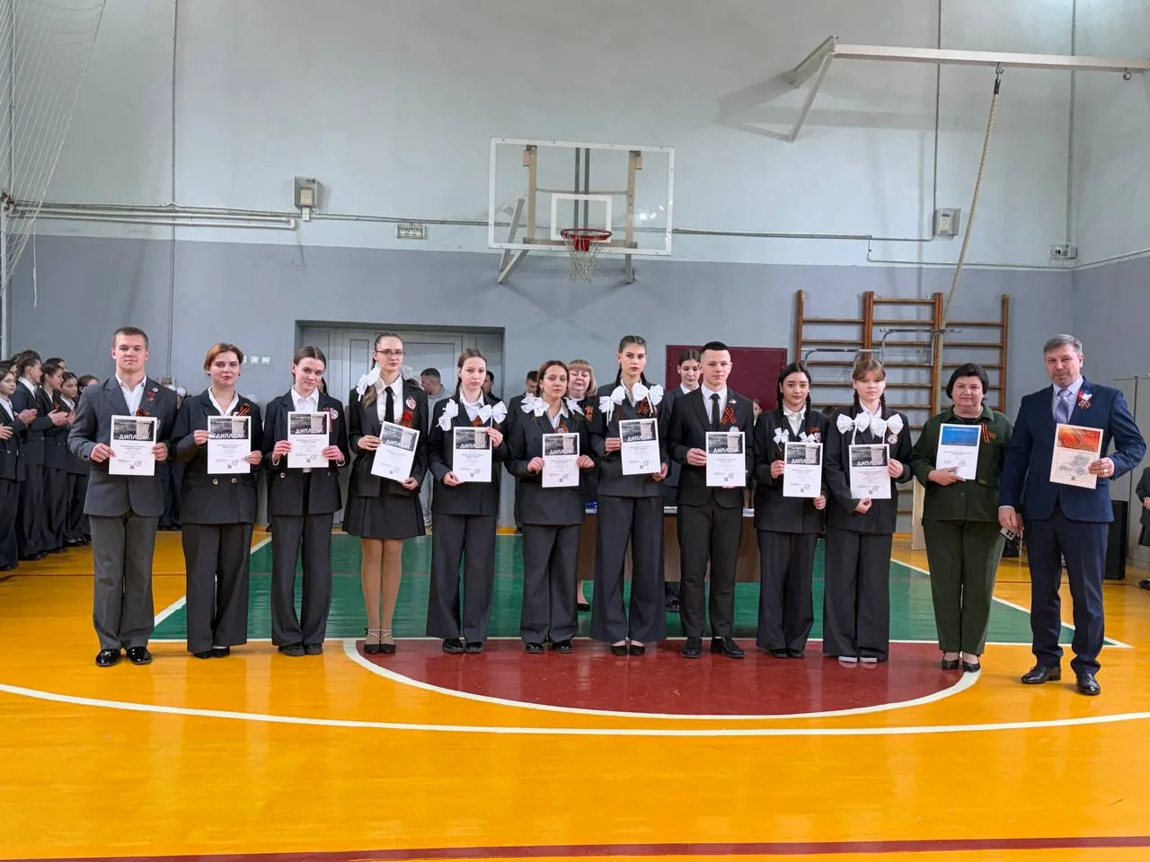 Утро понедельника 4 мая в лицее началось с традиционной торжественной линейки, церемонии вноса флага