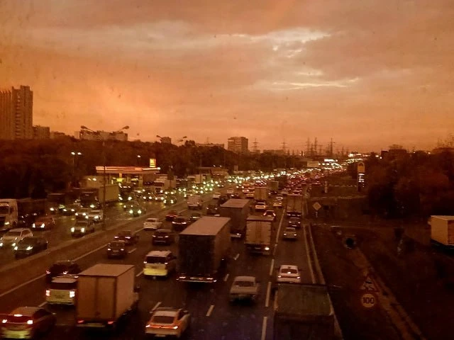 Начнём утро с футуристичного снимка — будто кадра из фильма о городе будущего.