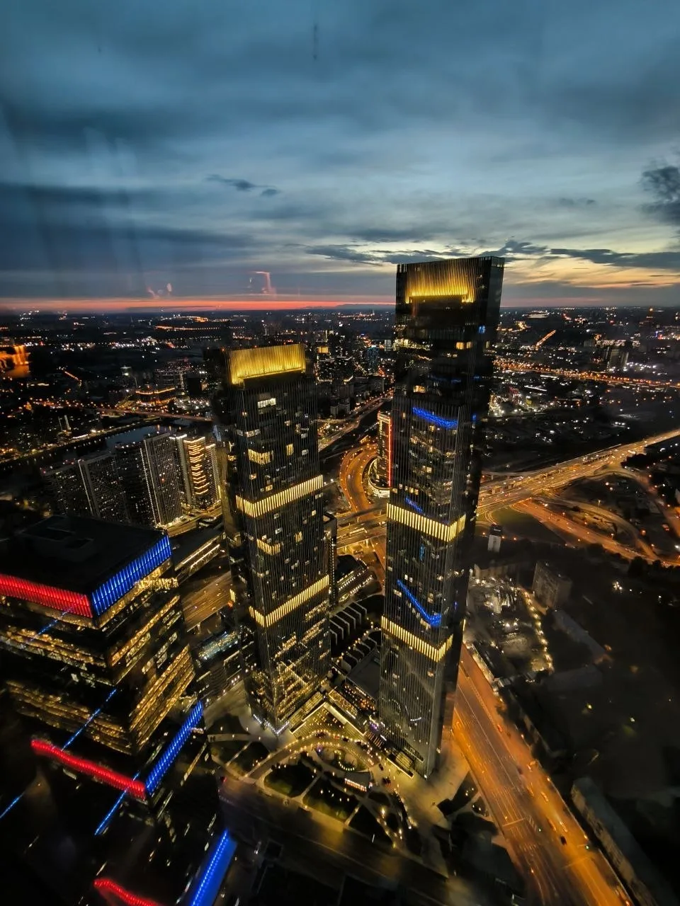 Ночные огни Москва-Сити 

Сияние небоскрёбов, бесконечные дороги и отражения в окнах. Идеальный моме