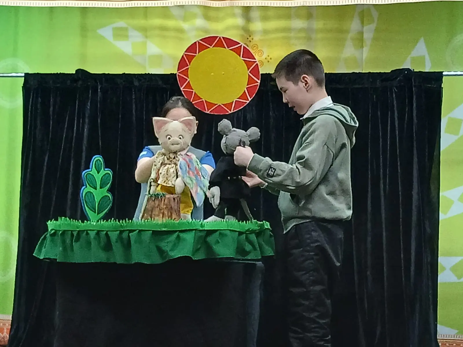 Оскуола үбүлүөйдээх 95 сааҺын бэлиэтиир кэнсиэргэ бэлэмнэнии түгэннэриттэн...