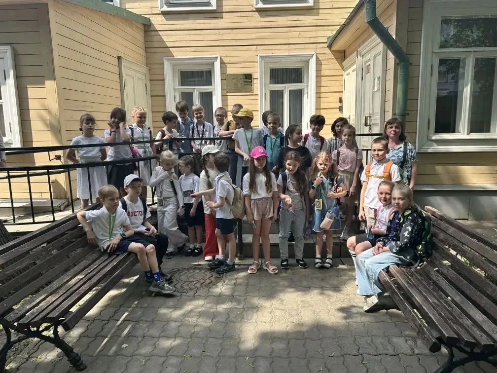 🎉 Вот и завершился первый школьный год наших первоклассников! Поздравляем ребят с окончанием первого