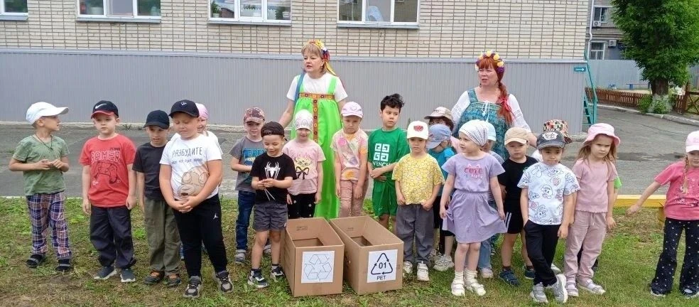 С днём рождения, страна,
Поздравляем мы тебя!
Гордая, красивая и непобедимая!
Будь счастливой, процв