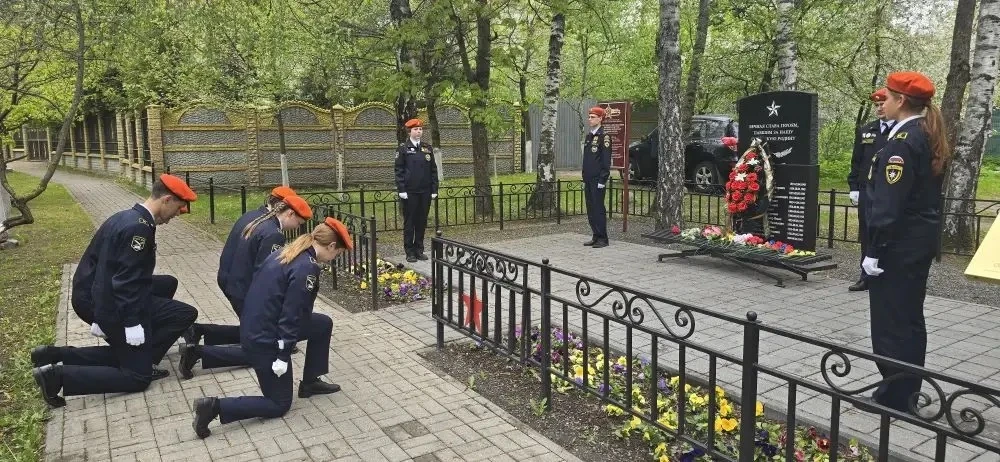 Кадетский 11Б класс заступил на Пост №1 🇷🇺   Пост №1 - это почётный  караул у мемориала павших воино