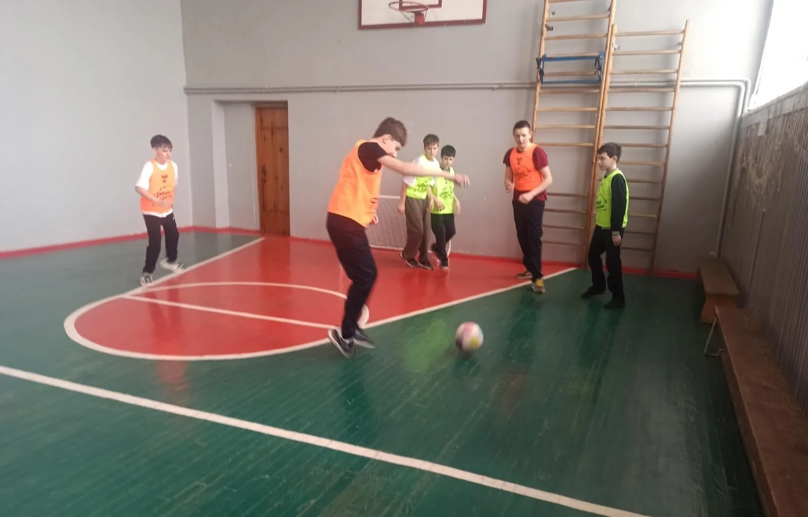 ⚽️ «Все на футбол» — было громко, весело и по-спортивному!  В рамках фестиваля «Футбол в школе» в МБ