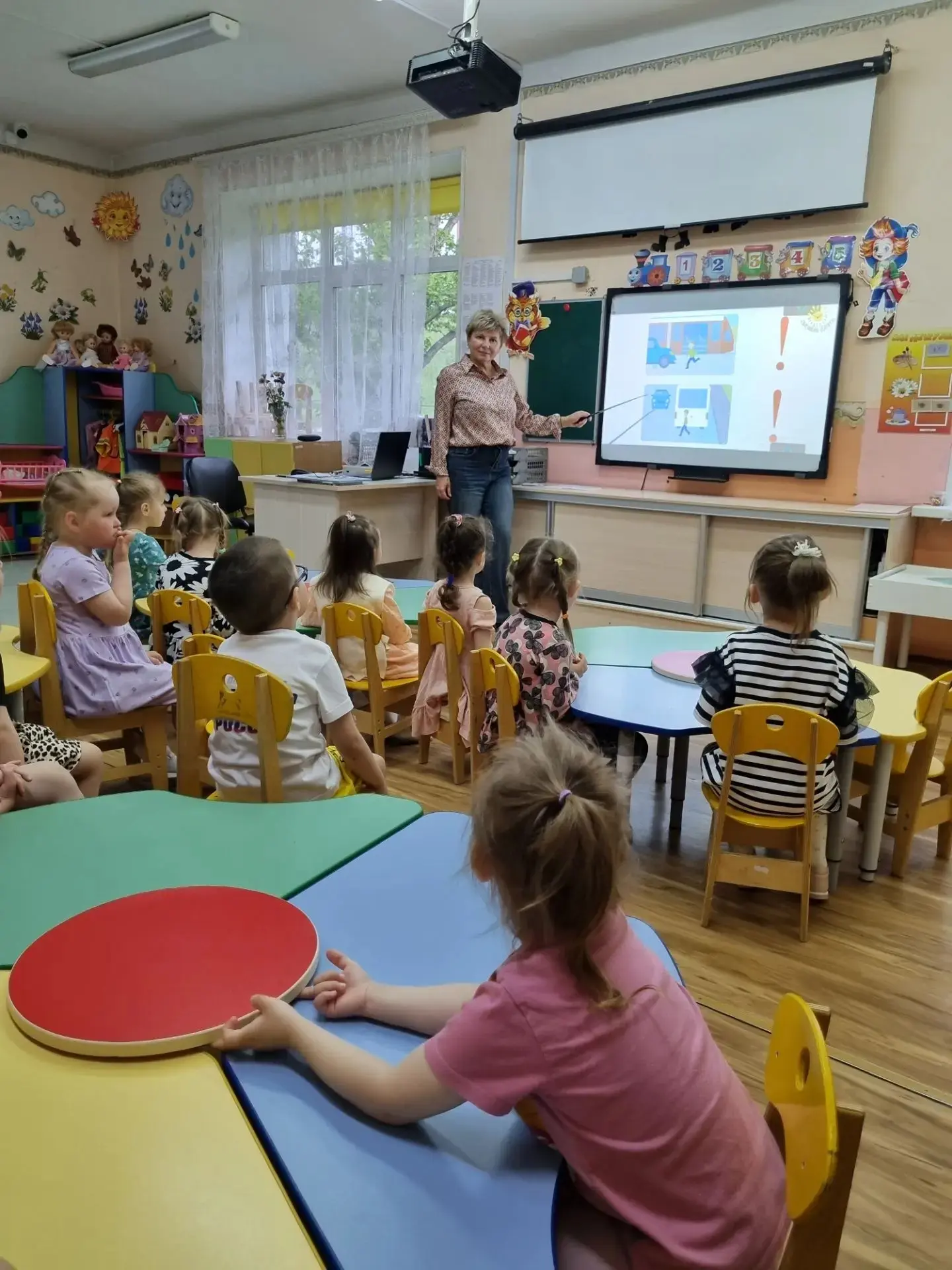 Занятие по познавательному развитию прошло во второй младшей группе. 
Тема:"Вспомним правила дорожно