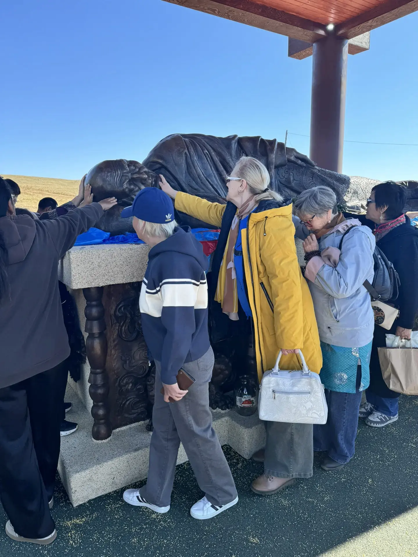 Приятно то, что образ Бандида Хамба ламы ДД Заяева находящего в состояние нирваны люди ...