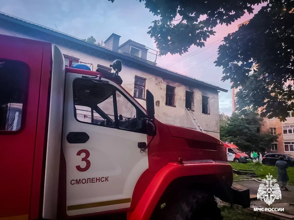🔥😱 Мусор загорелся вечером возле многоэтажки на Попова! Огонь перекинулся на окна. В ...