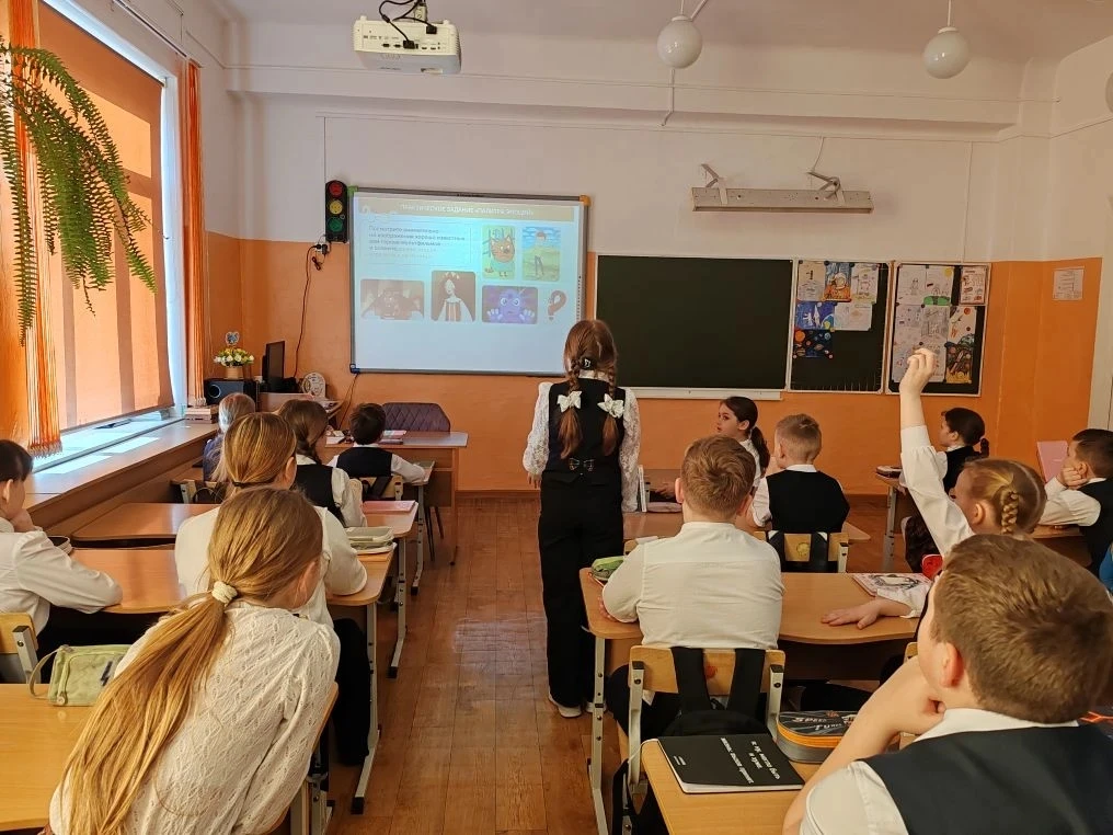 ГИМНАЗИСТЫ УЗНАЛИ, КАК СПРАВИТЬСЯ С ВОЛНЕНИЕМ🧑‍🎓   ☑️🎭 Сегодня после поднятия флага и исполнения гим