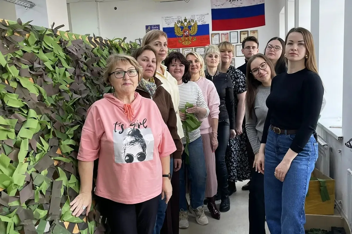 Жители Калужской области сплели маскировочные сети для военнослужащих в зоне СВО  🧵 Волонтёры органи