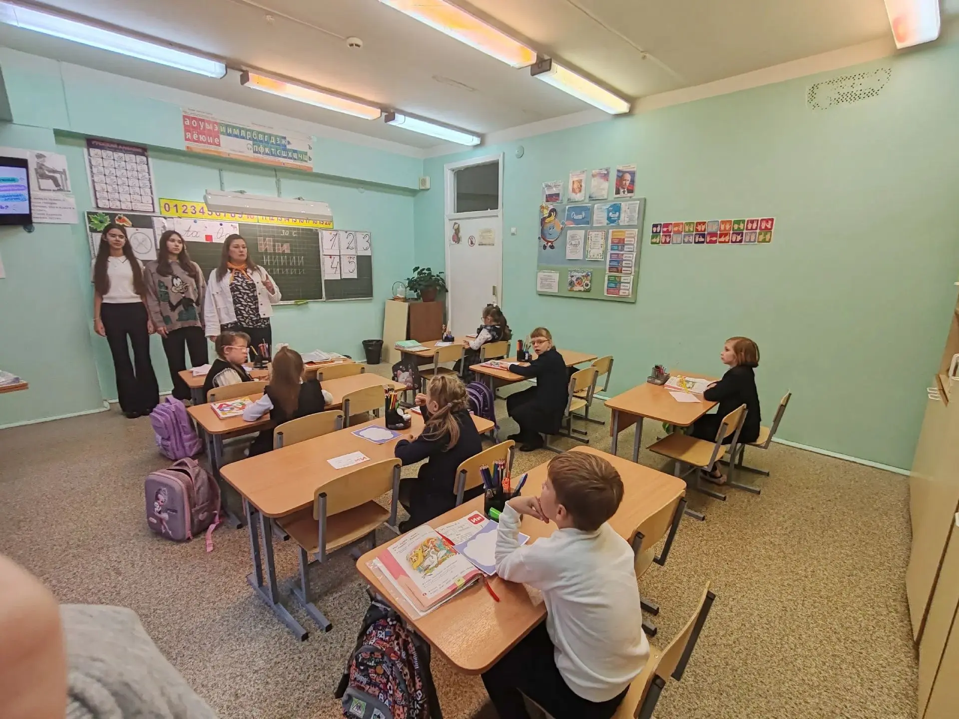 🎉 Сегодня в 1 «К» классе состоялся важный день — вводный урок программы «Орлята России»!