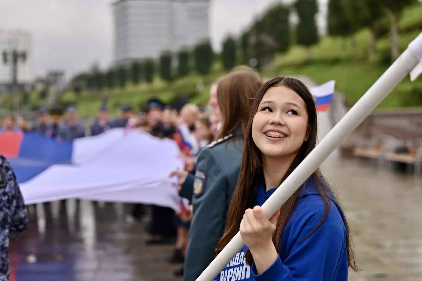 🇷🇺 В Тюмени водрузили Государственный флаг России на Мосту Влюблённых
